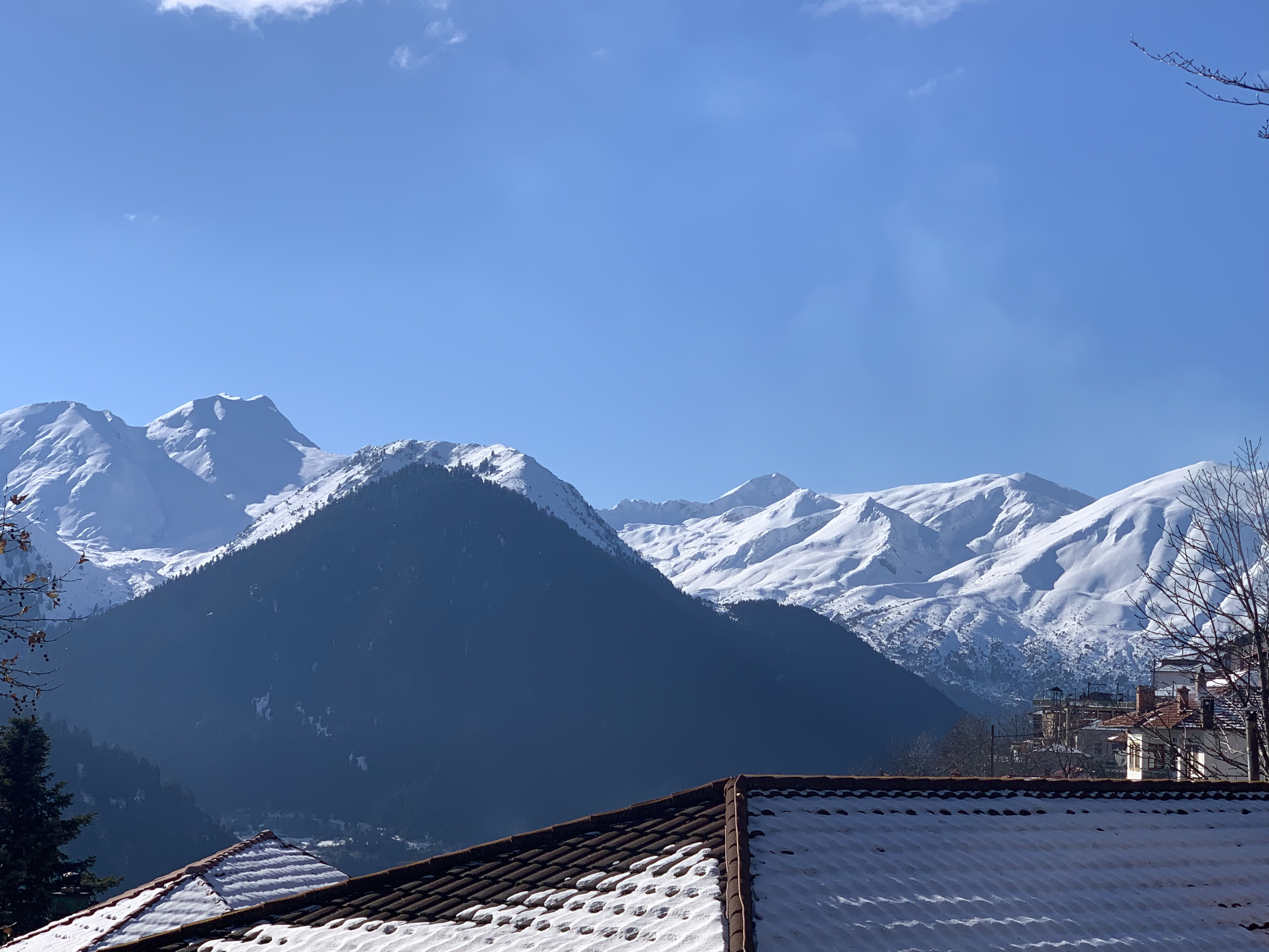 Χιονισμένα -ασβεστολιθικά - βουνά στην Πίνδο (όρος Περιστέρι)